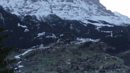 Foto de Temporada de esquí de invierno en Suiza - Chalets y telón de fondo - Imagen libre de derechos