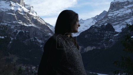 Téléchargez les photos : Profil Visage de femme contemplative jouissant d'une vue sur la montagne en hiver - en image libre de droit