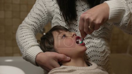 Foto de Madre cepillándose los dientes antes de acostarse. rutina de la hora de acostarse en la noche antes de dormir. higiene dental infantil - Imagen libre de derechos