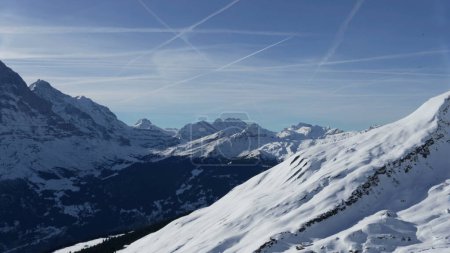 Téléchargez les photos : Paysage montagneux couvert de neige dans les Alpes suisses - en image libre de droit