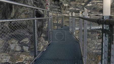Foto de Grindelwald First Mountain Trail - Camino de metal elevado a lo largo de Cliffside - Imagen libre de derechos