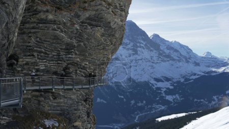 Téléchargez les photos : Grindelwald First Cliff Walk - Plate-forme d'observation à couper le souffle sur la première montagne avec vue panoramique sur les Alpes - en image libre de droit