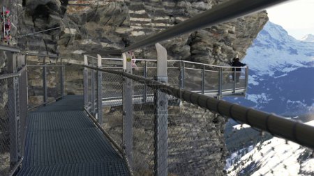 Téléchargez les photos : Premier sentier de montagne de Grindelwald - Sentier en métal surélevé le long de la falaise - en image libre de droit