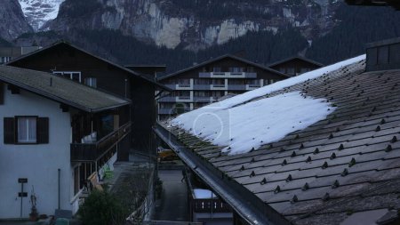 Téléchargez les photos : Maisons suisses traditionnelles dans les Alpes pendant la saison hivernale - toit du chalet Suisse avec un peu de neige - en image libre de droit