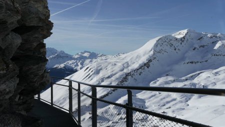 Foto de Grindelwald First Mountain Trail - Camino de metal elevado a lo largo del acantilado con espectaculares paisajes panorámicos de montaña cubiertos de nieve - Imagen libre de derechos