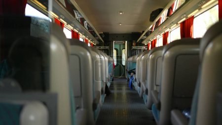 Téléchargez les photos : Intérieur du train à grande vitesse européen - Sièges et couloir pendant le voyage - en image libre de droit