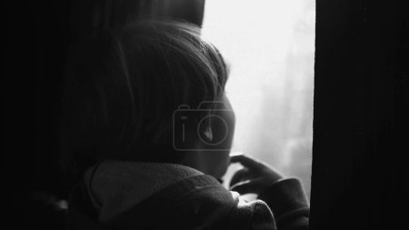 Téléchargez les photos : Passager réfléchi penché sur la fenêtre du train regardant le paysage passer à l'intérieur du transport à grande vitesse en monochrome, noir et blanc - en image libre de droit