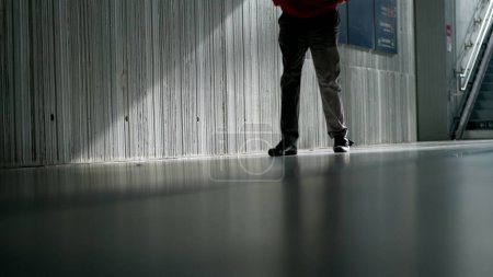 Foto de Silueta de la persona que se dirige hacia el metro subterráneo, caminando en las instalaciones de transporte - Imagen libre de derechos