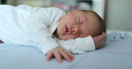 Foto de Infant newborn baby sleeping resting in bed - Imagen libre de derechos