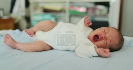 Foto de Infant newborn baby sleeping resting in bed - Imagen libre de derechos
