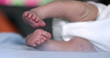 Téléchargez les photos : Close-up of baby feet, newborn toddler in first days of life - en image libre de droit