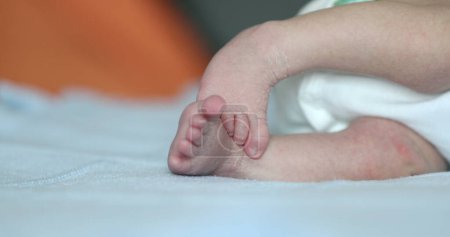 Téléchargez les photos : Close-up of baby feet playing - en image libre de droit