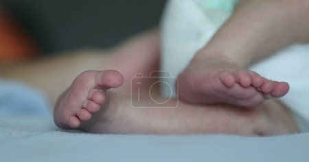 Téléchargez les photos : Little Newborn baby infant feet close-up macro, first week of life - en image libre de droit