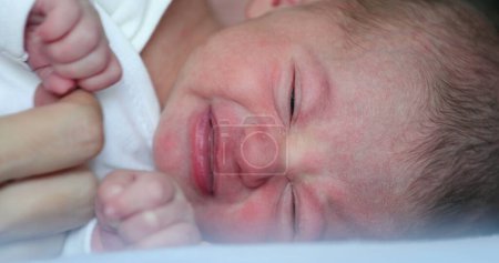 Téléchargez les photos : Infant newborn baby feet in first week of life - en image libre de droit