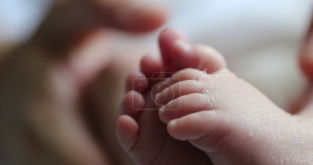 Téléchargez les photos : Baby newborn feet together, infant foot - en image libre de droit