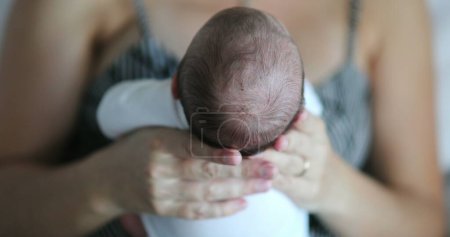 Foto de Mother holding newborn baby infant - Imagen libre de derechos