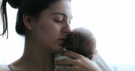 Foto de Mother holding newborn baby after birth, first days of life - Imagen libre de derechos