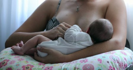 Téléchargez les photos : Newborn baby being held by mother after birth, infant little hand holding mother finger - en image libre de droit