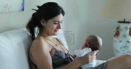 Téléchargez les photos : Mother holding infant newborn baby - en image libre de droit