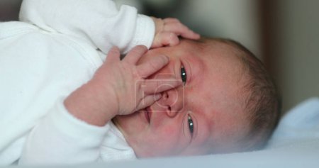 Téléchargez les photos : Nouveau-né bébé dans les premiers jours de la vie couché au lit - en image libre de droit