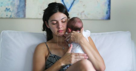 Téléchargez les photos : Mother holding newborn baby first week of life, love and affection - en image libre de droit