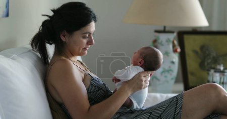 Téléchargez les photos : Mother holding newborn baby in her arms first week of life - en image libre de droit