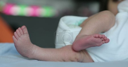 Téléchargez les photos : Newborn feet, close-up of baby tiny feet during first week of life - en image libre de droit