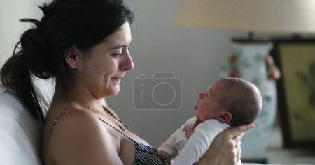 Téléchargez les photos : Mother holding newborn baby infant - en image libre de droit