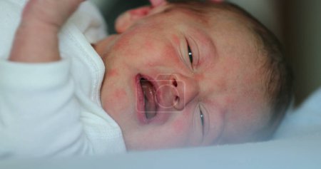 Foto de Newborn baby infant crying during first week of life, close-up of baby face - Imagen libre de derechos