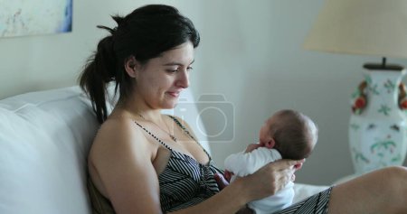 Téléchargez les photos : Mother holding infant newborn baby - en image libre de droit