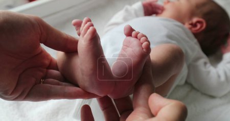 Téléchargez les photos : Showing newborn baby feet holding infant foot - en image libre de droit