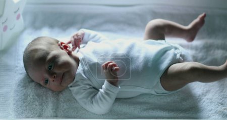 Téléchargez les photos : Baby newborn in first week of life seen from above - en image libre de droit