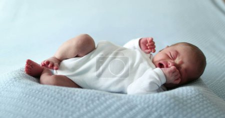 Foto de Newborn baby waking up stretching body - Imagen libre de derechos