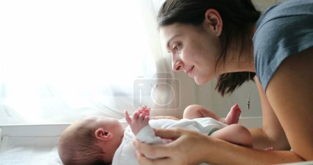 Téléchargez les photos : Mother looking at newborn baby showing love and affection during first days of life - en image libre de droit