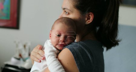 Foto de Mother holding newborn baby in her arms first days of life - Imagen libre de derechos