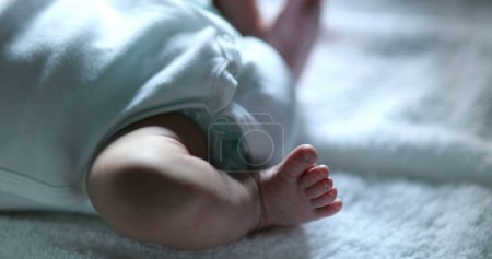 Téléchargez les photos : Baby newborn feet moving and stretching - en image libre de droit