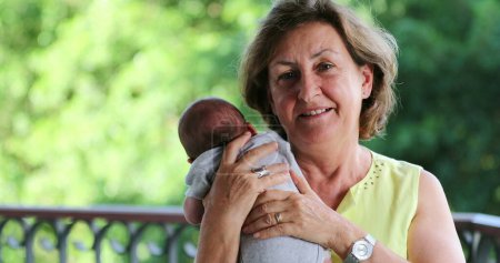 Téléchargez les photos : Grandma holding newborn baby grandson - en image libre de droit