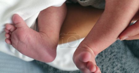 Foto de Bebé recién nacido pies infantes pie - Imagen libre de derechos