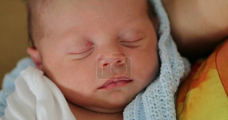 Téléchargez les photos : Closeup newborn baby face sleeping first week of life - en image libre de droit