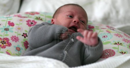 Téléchargez les photos : First month old newborn baby infant crying - en image libre de droit