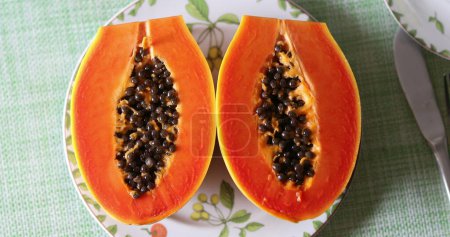 Foto de Delicious papaya fruits on plate - Imagen libre de derechos