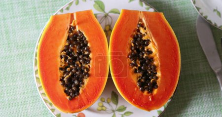 Téléchargez les photos : Delicious papaya fruits on plate - en image libre de droit