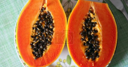 Téléchargez les photos : Papaya fruits on plate morning breakfast or dessert - en image libre de droit