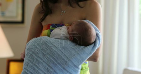 Foto de Mom holding newborn baby falling asleep - Imagen libre de derechos