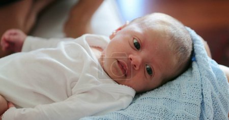Téléchargez les photos : Le bébé nouveau-né se réveille du sommeil - en image libre de droit