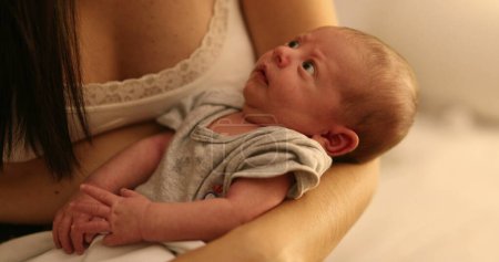 Téléchargez les photos : Holding newborn baby infant during first week of life - en image libre de droit