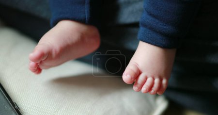 Téléchargez les photos : Adorable newborn baby chubby feet - en image libre de droit