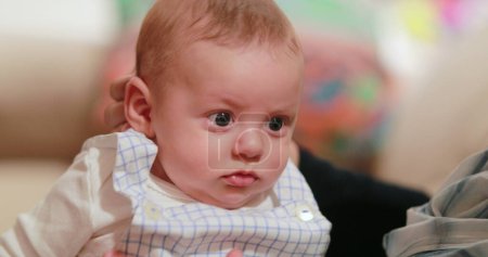 Téléchargez les photos : Bébé nourrisson avec une émotion d'expression inquiète confuse - en image libre de droit