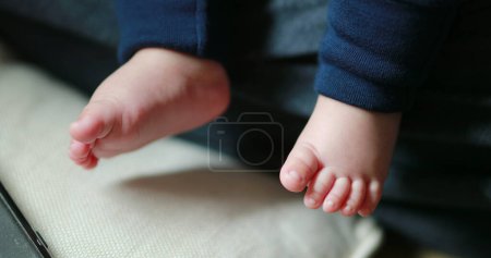 Téléchargez les photos : Adorable newborn baby chubby feet - en image libre de droit