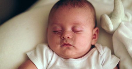 Téléchargez les photos : Adorable cute newborn baby sleeping at night - en image libre de droit